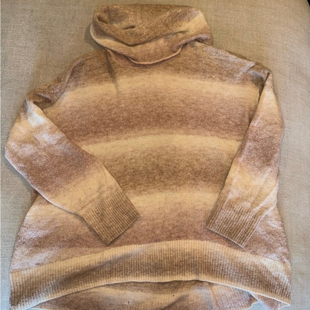 American Eagle Outfitters mauve‎ and Cream Turtleneck Sweater